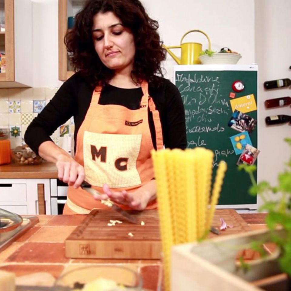 Für die Mafaldine Con Carciofi schneidet Louisa Giannitti frischen Knoblauch.