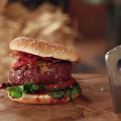 American Cheeseburger mit Cheddar vom Grill von Marc Balduan