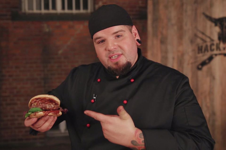 Marc Balduan ist von seinem American Cheeseburger begeistert. Marc Balduan ist von seinem American Cheeseburger begeistert.