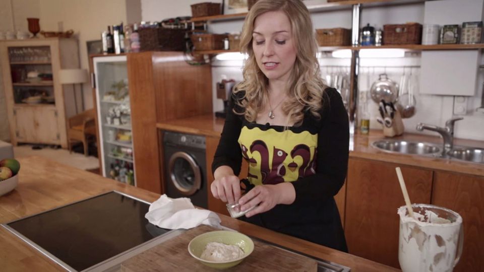 Nicole Just würzt den veganen Nusskäse Nicole Just würzt den veganen Nusskäse
