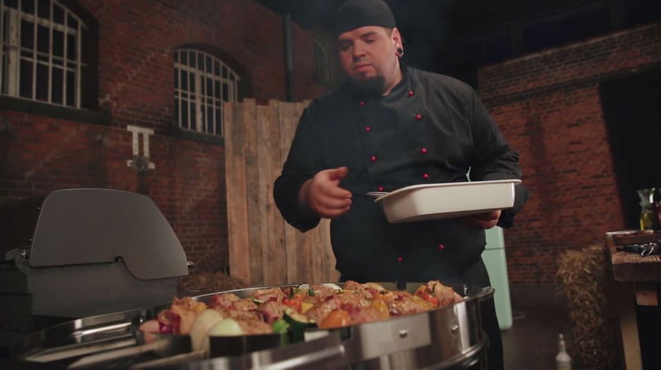 Marc Balduan bestreicht die Schaschlikspieße auf dem Grill mit Marinade. Marc Balduan bestreicht die Schaschlikspieße auf dem Grill mit Marinade.