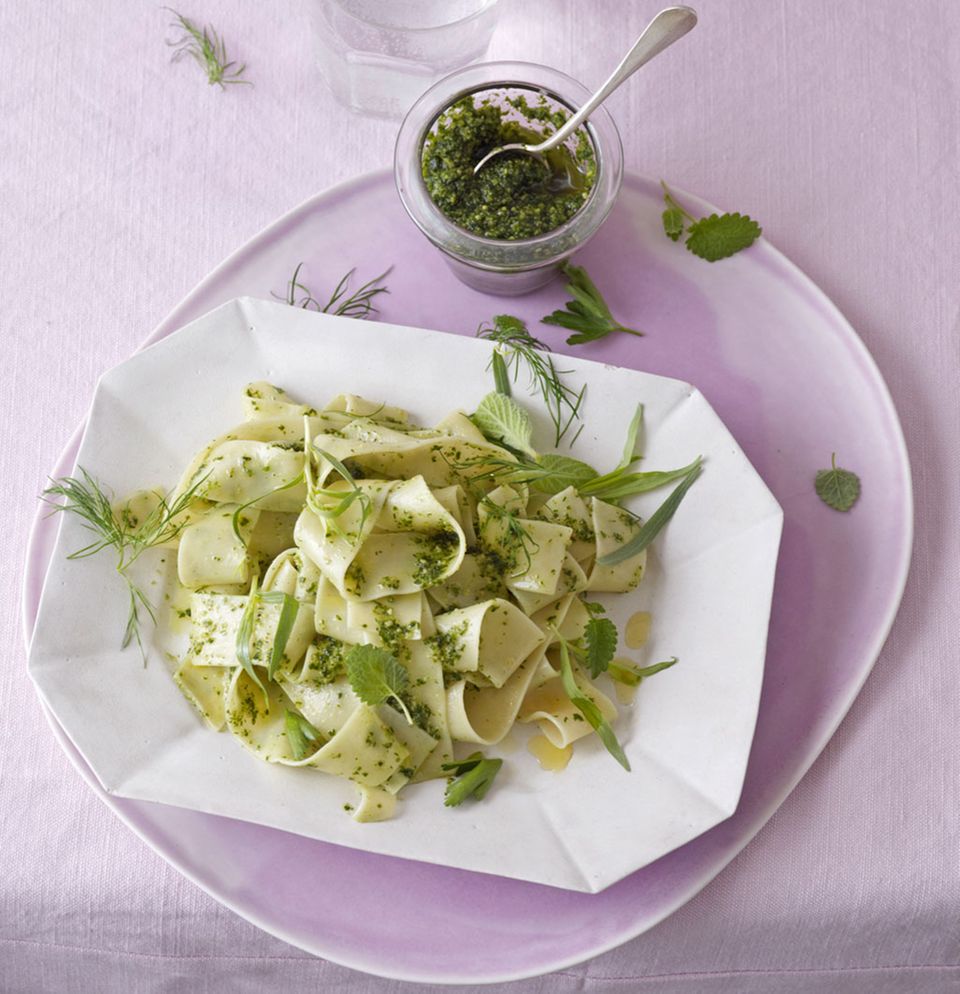 Estragon, Dill, Sauerampfer und vier weitere Kräuter veredeln dieses Pastagericht Estragon, Dill, Sauerampfer und vier weitere Kräuter veredeln dieses Pastagericht