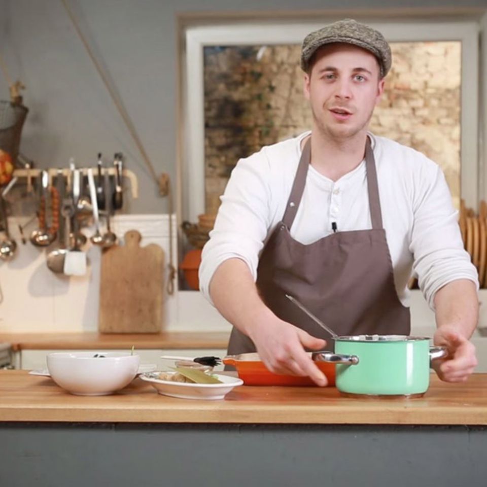 Fabio Haebel schichtet eine Lachs-Spinat-Lasagne auf.