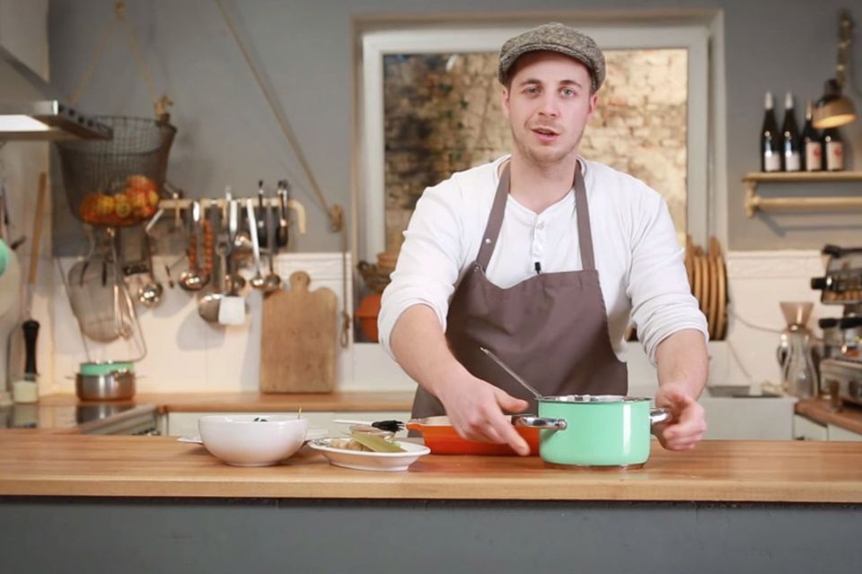 Fabio Haebel schichtet eine Lachs-Spinat-Lasagne auf.