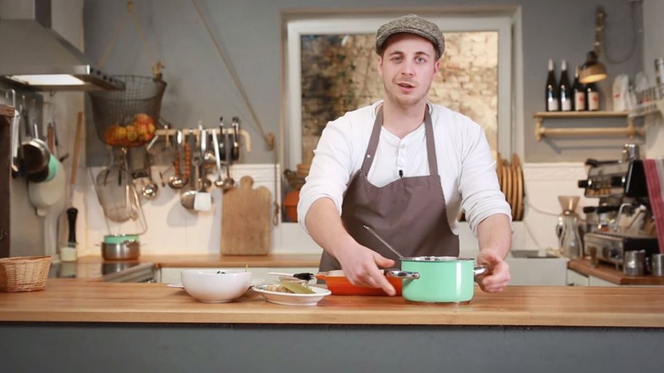 Fabio Haebel schichtet eine Lachs-Spinat-Lasagne auf. Fabio Haebel schichtet eine Lachs-Spinat-Lasagne auf.