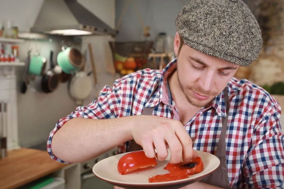 Fabio Haebel zieht die Schale der Paprika ab.