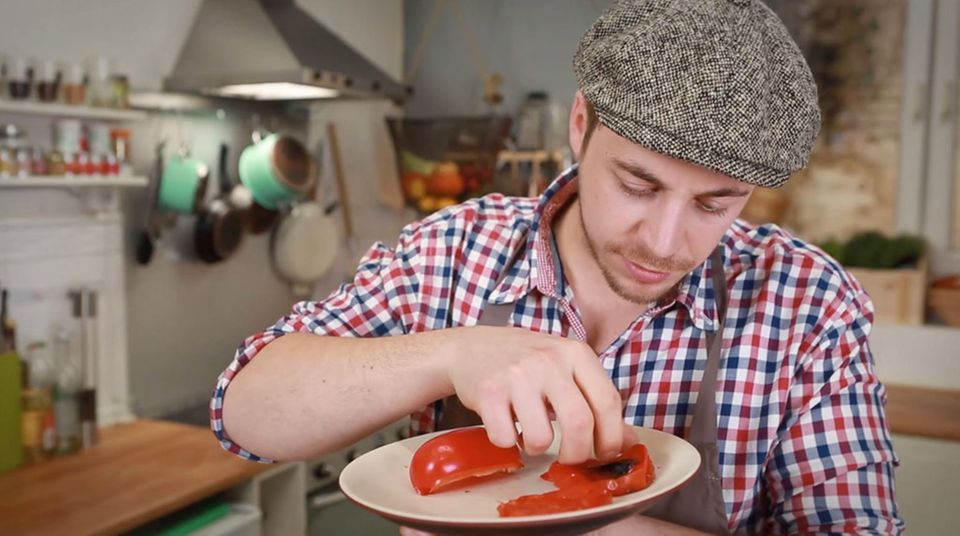 Fabio Haebel zieht die Schale der Paprika ab. Fabio Haebel zieht die Schale der Paprika ab.