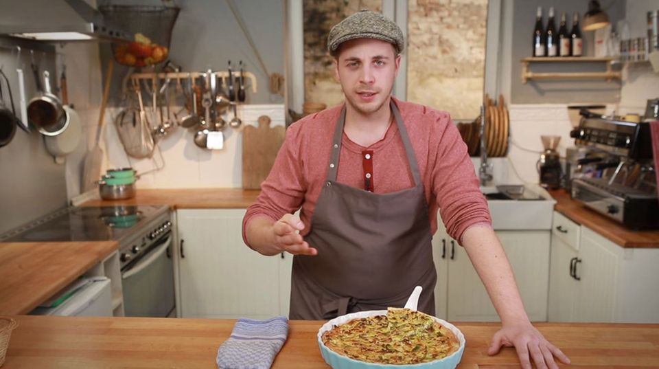 Fabio Haebel zaubert eine klassische Quiche Lorraine. Fabio Haebel zaubert eine klassische Quiche Lorraine.