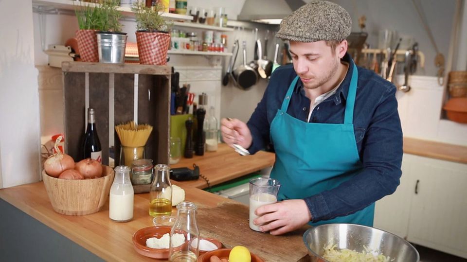 Fabio bereitet die Mayonnaise zu. Fabio bereitet die Mayonnaise zu.