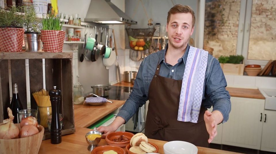 Fabio Haebel bereitet Eggs Benedict zu. Fabio Haebel bereitet Eggs Benedict zu.
