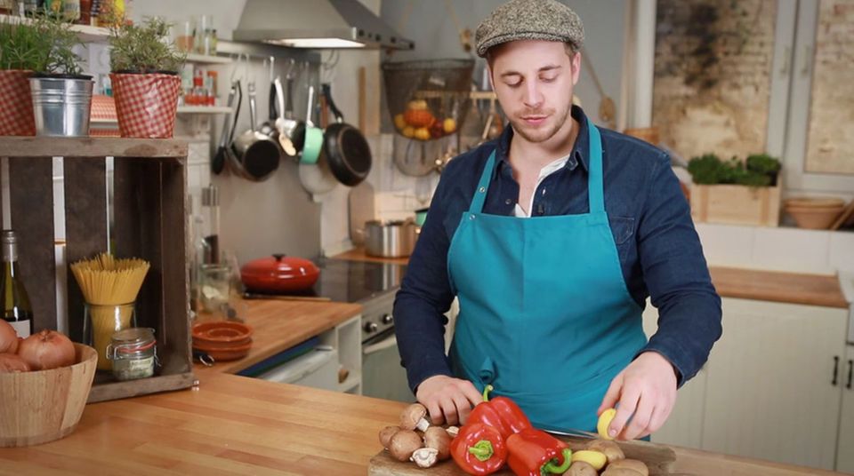 Fabio Haebel verfeinert das ungarische Gulasch mit Gemüse. Fabio Haebel verfeinert das ungarische Gulasch mit Gemüse.