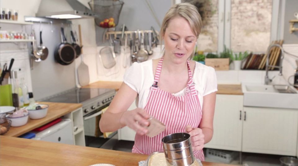 Kurz vor dem Servieren bestäubt Rike das Tiramisu mit Kakaopulver Kurz vor dem Servieren bestäubt Rike das Tiramisu mit Kakaopulver