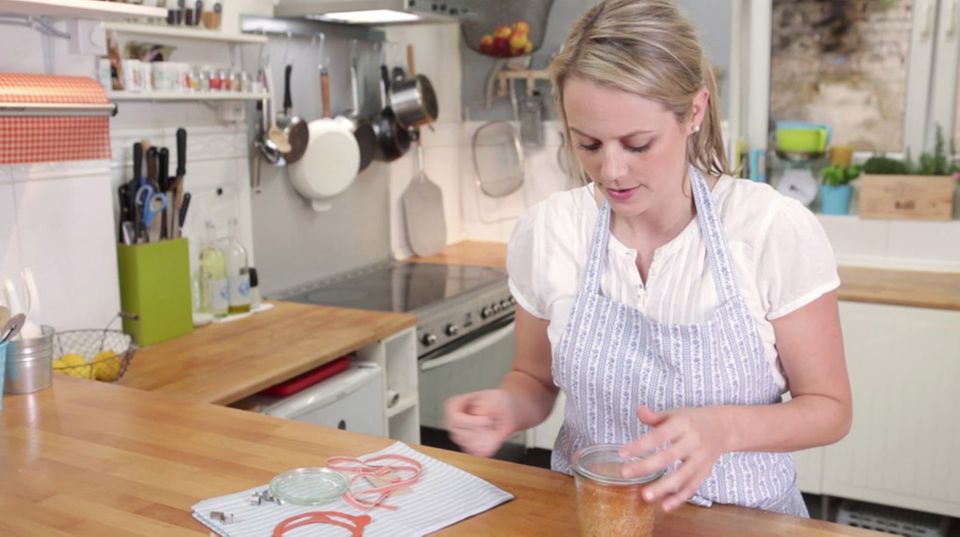 Rike verschließt den noch warmen Kuchen, damit er länger haltbar ist Rike verschließt den noch warmen Kuchen, damit er länger haltbar ist