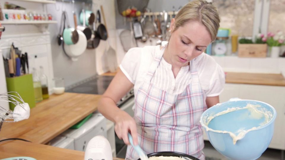 Rike Dittloff streicht die Quarkcreme auf den vorgebackenen Mürbeteigboden Rike Dittloff streicht die Quarkcreme auf den vorgebackenen Mürbeteigboden