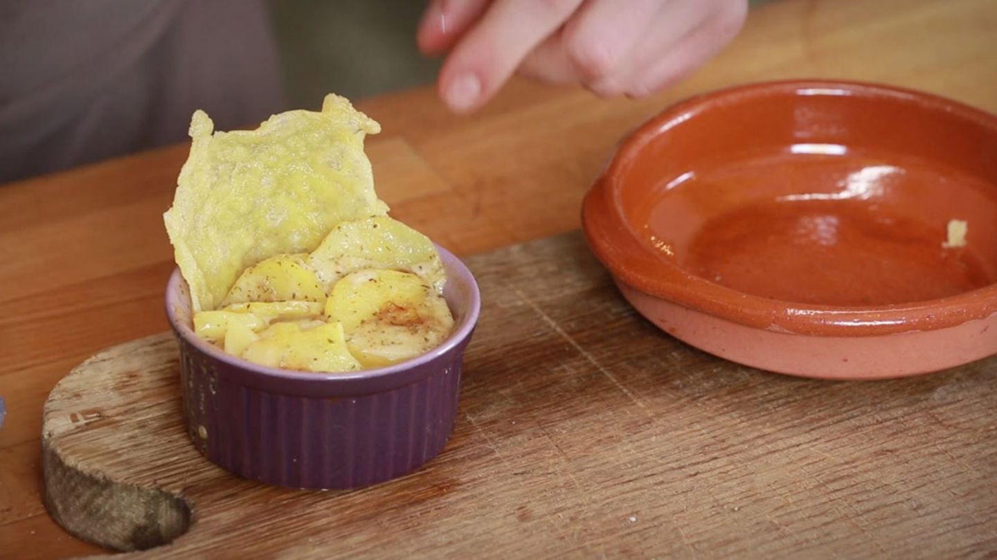 Kartoffelgratin Mit Kasechips Von Fabio Haebel Essen Und Trinken