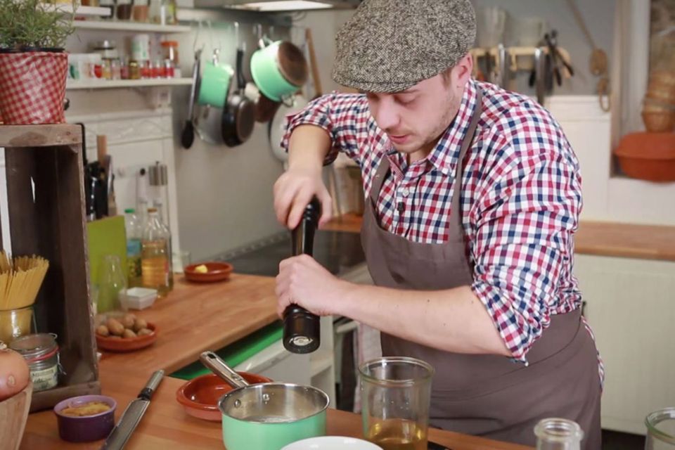 Fabio Haebel würzt die Sahne für das Kartoffelgratin. Fabio Haebel würzt die Sahne für das Kartoffelgratin.