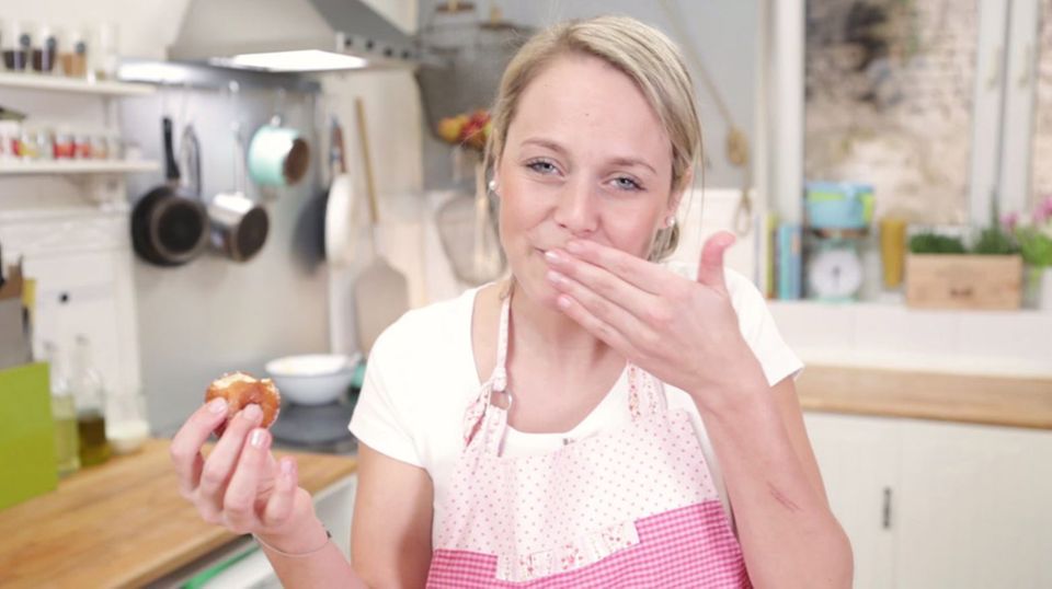 Außen knusprig, innen saftig: Rieke genießt frisch frittierte Quarkbällchen Außen knusprig, innen saftig: Rieke genießt frisch frittierte Quarkbällchen