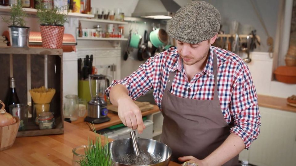 Fabio Haebel bereitet den Badischen Kartoffelsalat zu. Fabio Haebel bereitet den Badischen Kartoffelsalat zu.