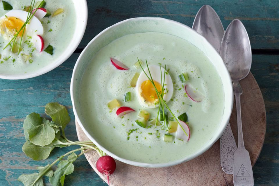 Erfrischend und gesund: Kalte Gemüse-Suppe mit Buttermilch
