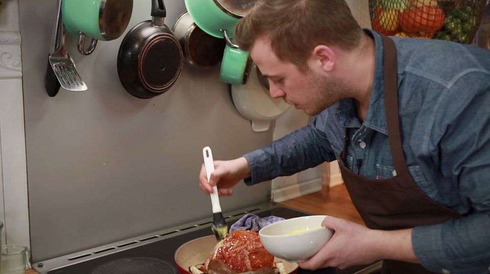 Fabio Haebel bepinselt den Krustenbraten mit Honigbutter. Fabio Haebel bepinselt den Krustenbraten mit Honigbutter.