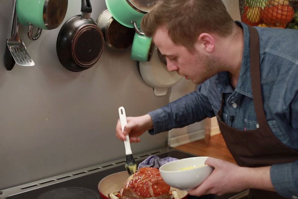 Fabio Haebel bepinselt den Krustenbraten mit Honigbutter. Fabio Haebel bepinselt den Krustenbraten mit Honigbutter.