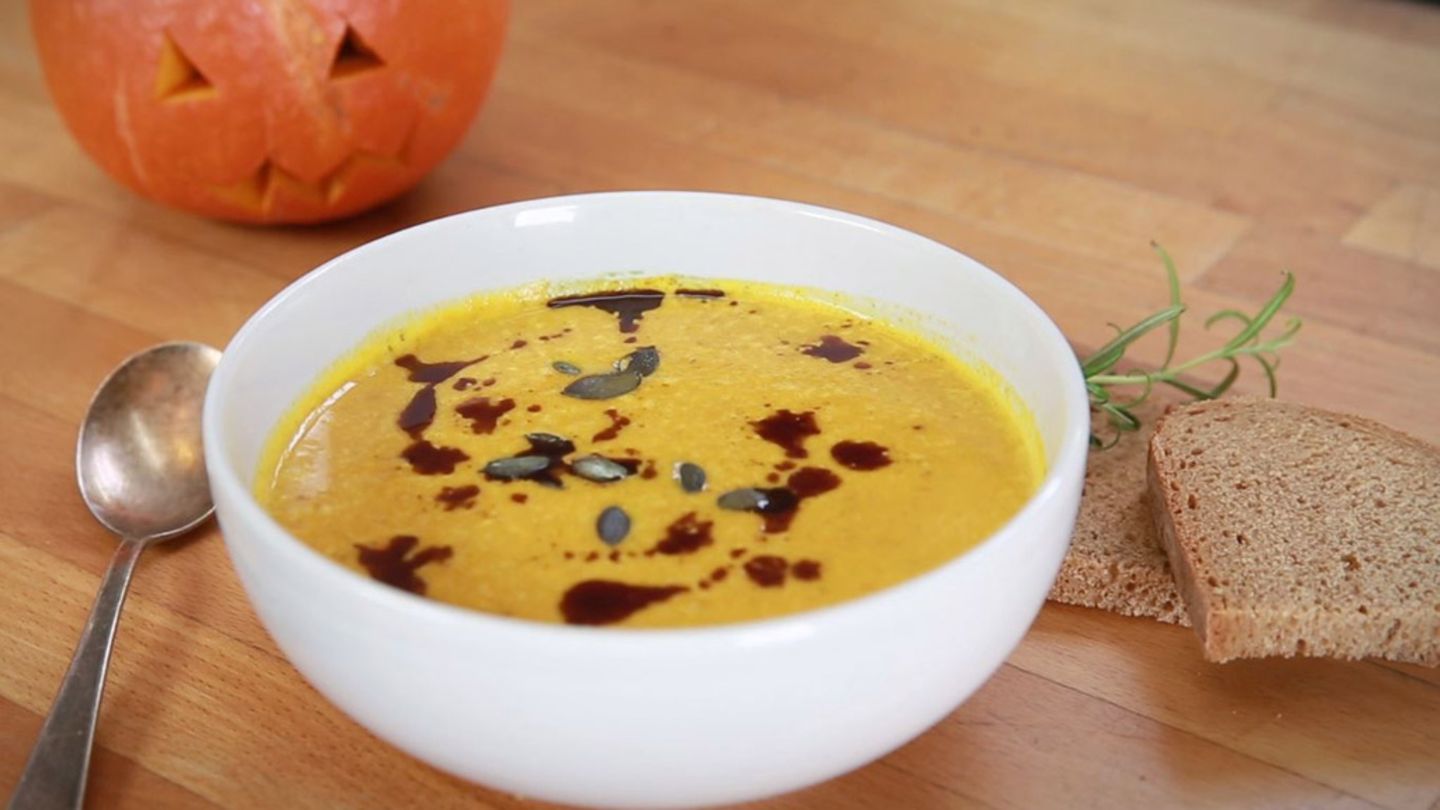 Kürbissuppe mit Hokkaido-Kürbis von Fabio Haebel - [ESSEN UND TRINKEN]