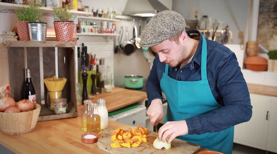 Fabio Haebel bereitet die Kürbissuppe mit Zwiebeln zu. Fabio Haebel bereitet die Kürbissuppe mit Zwiebeln zu.