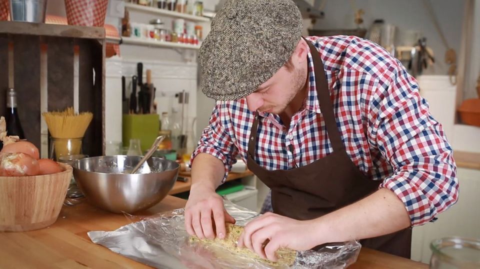 Fabio Haebel rollt den Semmelbrösel-Teig in Folie ein. Fabio Haebel rollt den Semmelbrösel-Teig in Folie ein.