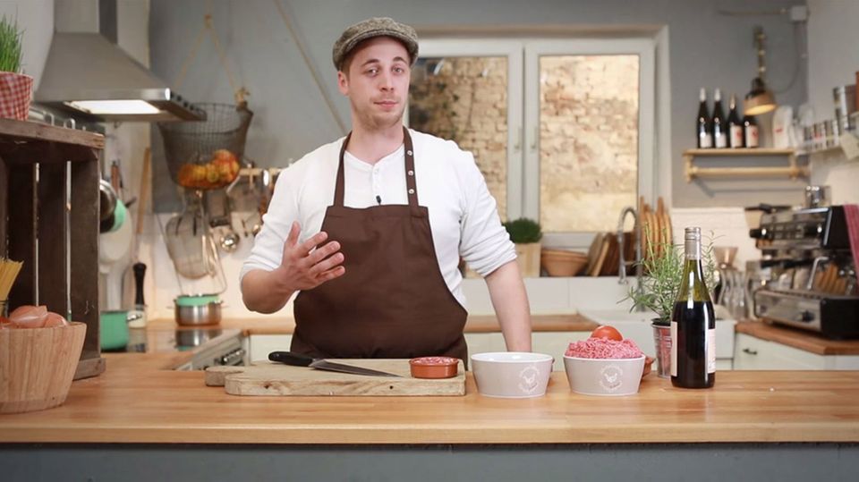 Fabio Habel erklärt Wissenswertes zum Ragout à la Bolognese. Fabio Habel erklärt Wissenswertes zum Ragout à la Bolognese.