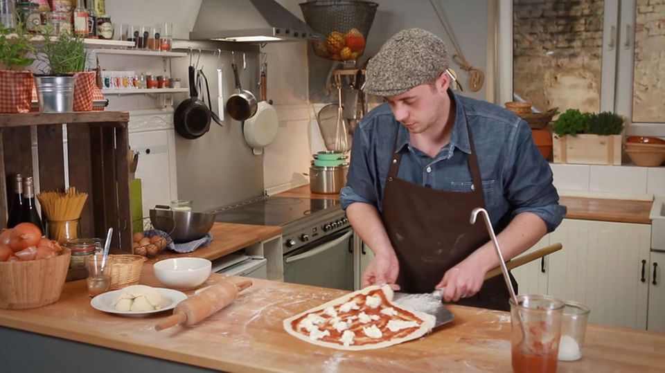 Fabio Haebel bringt seine Pizza in den Backofen. Fabio Haebel bringt seine Pizza in den Backofen.