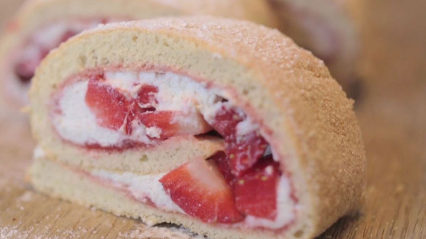 Biskuitrolle mit Erdbeeren - [ESSEN UND TRINKEN]