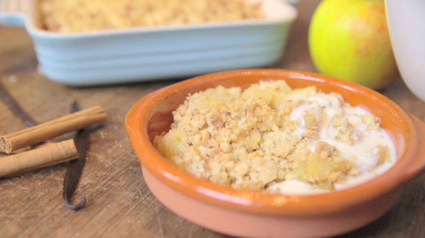 Apfel-Crumble mit Vanillesauce - [ESSEN UND TRINKEN]