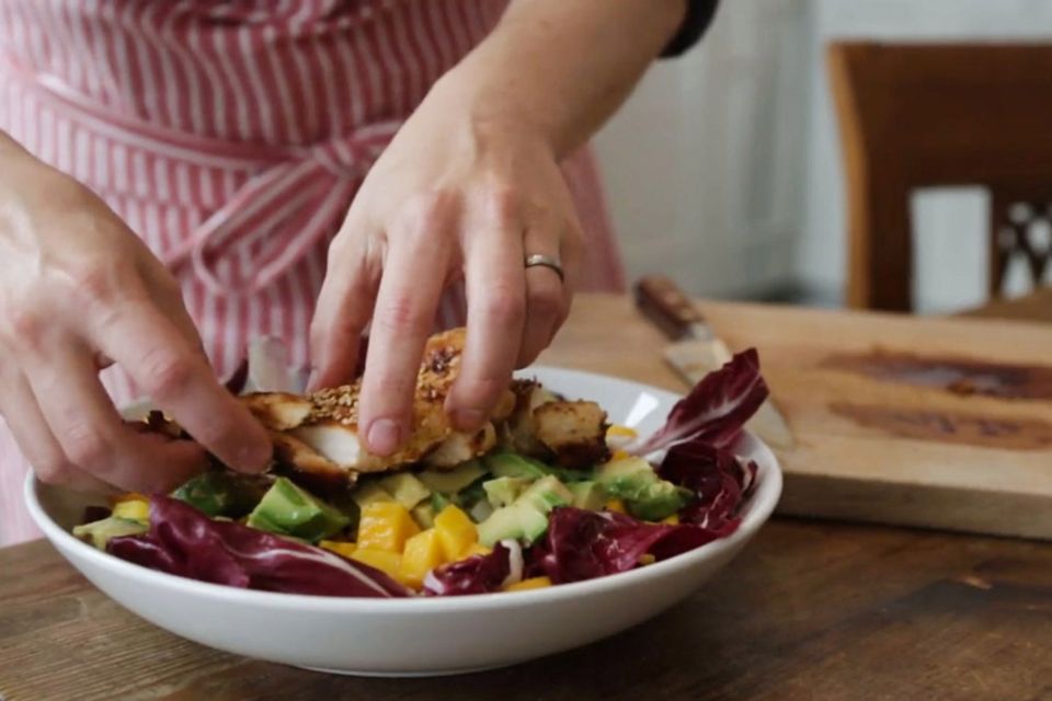 Anne Lucas macht einen frischen Avocado-Mango-Salat.