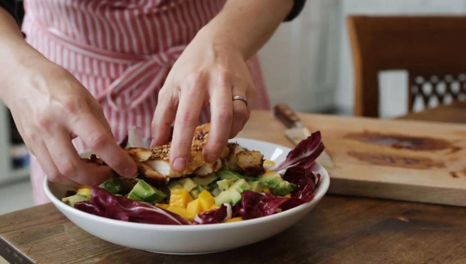 Anne Lucas macht einen frischen Avocado-Mango-Salat. Anne Lucas macht einen frischen Avocado-Mango-Salat.