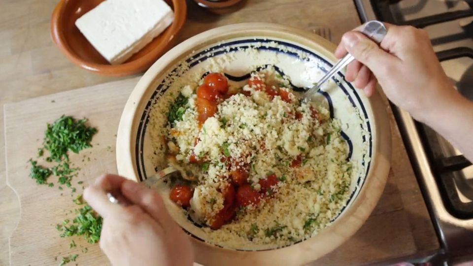 Das Tomaten-Couscous nach dem Rezept von Anne Lucas ist in nicht einmal 30 Minuten fertig. Das Tomaten-Couscous nach dem Rezept von Anne Lucas ist in nicht einmal 30 Minuten fertig.