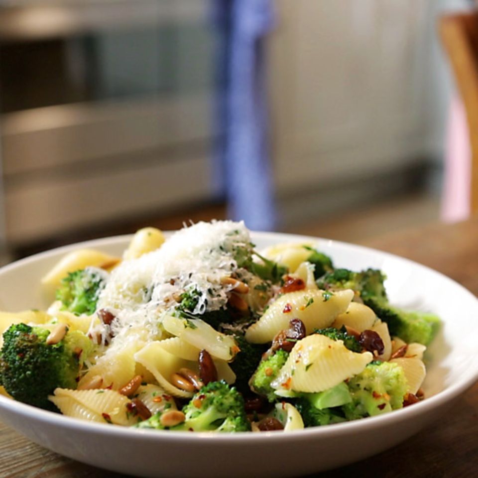 Pasta mit Brokkoli und gerösteten Pinienkernen von Anne Lucas