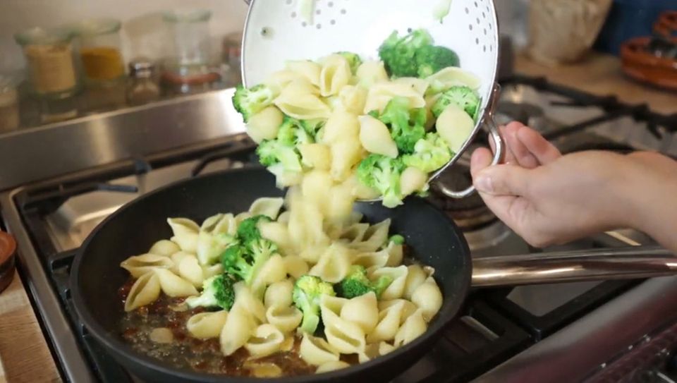 Anne Lucas kocht vegetarische Pasta mit Brokkoli. Anne Lucas kocht vegetarische Pasta mit Brokkoli.