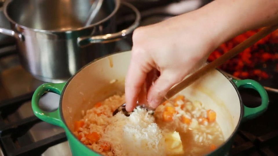 Anne Lucas bereitet frisches Wurzelgemüse-Risotto mit frischer Gremolata zu. Anne Lucas bereitet frisches Wurzelgemüse-Risotto mit frischer Gremolata zu.