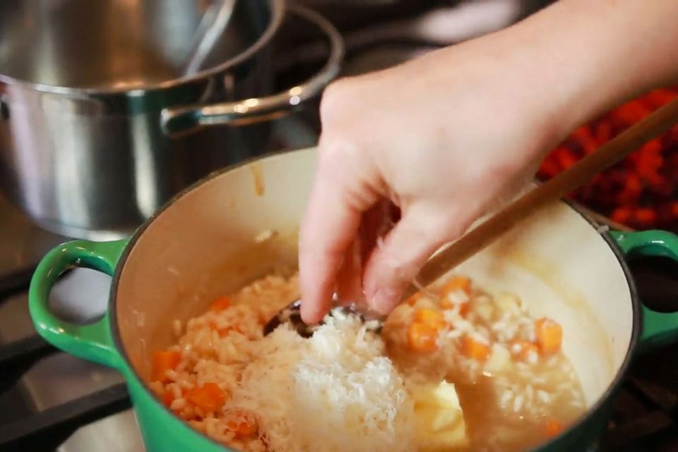 Anne Lucas bereitet frisches Wurzelgemüse-Risotto mit frischer Gremolata zu.