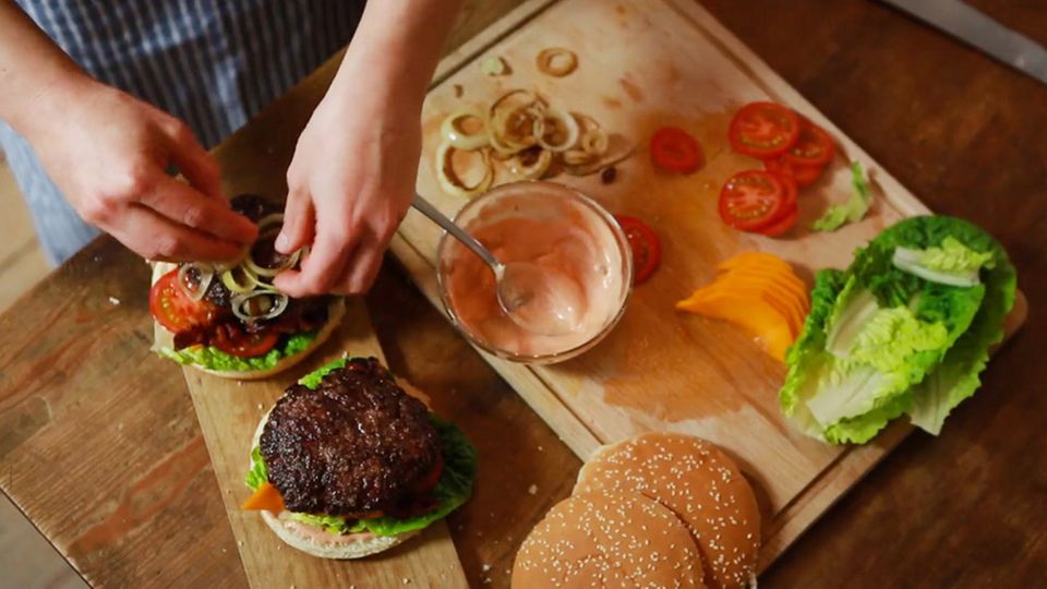Anne Lucas bereitet leckere Burger mit Mangos und frischen Rinderhack zu. Anne Lucas bereitet leckere Burger mit Mangos und frischen Rinderhack zu.