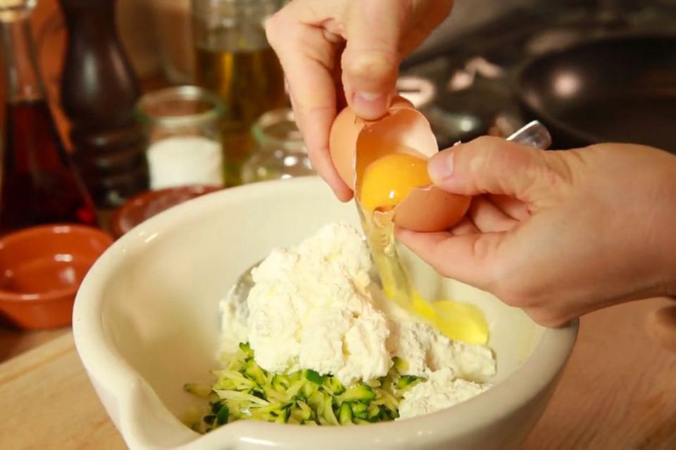 Die Zucchini-Ricotta-Puffer von Anne Lucas sind schnell zubereitet. Die Zucchini-Ricotta-Puffer von Anne Lucas sind schnell zubereitet.