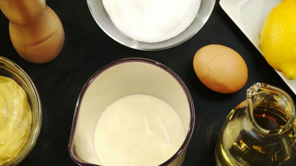 Eine klassische Mayonnaise, selbst zubereitet. Eine klassische Mayonnaise, selbst zubereitet.
