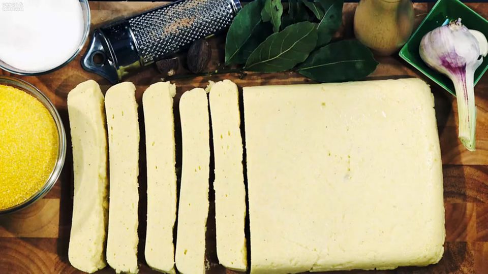 Feste Polenta kann angebraten oder gratiniert werden. Feste Polenta kann angebraten oder gratiniert werden.