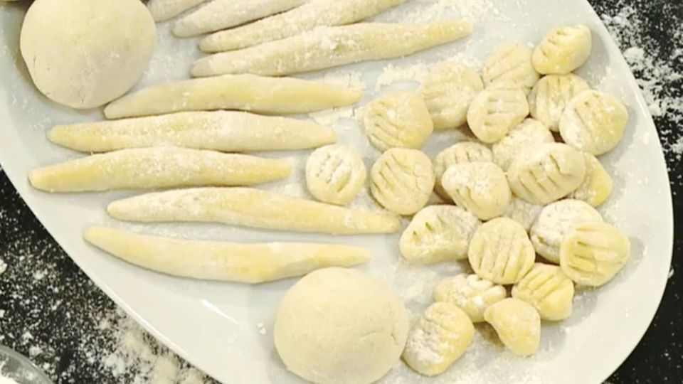 Gnocchi, Knödel und Schupfnudeln können aus demselben Teig zubereitet werden. Gnocchi, Knödel und Schupfnudeln können aus demselben Teig zubereitet werden.