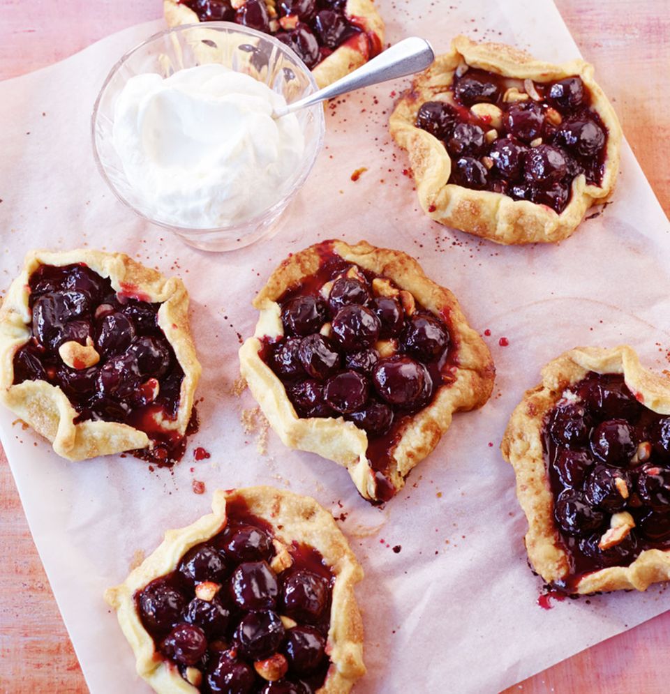 Köstliche Nascherei: diese kleinen Kirsch-Pies werden mit Süßkirschen zubereitet Köstliche Nascherei: diese kleinen Kirsch-Pies werden mit Süßkirschen zubereitet