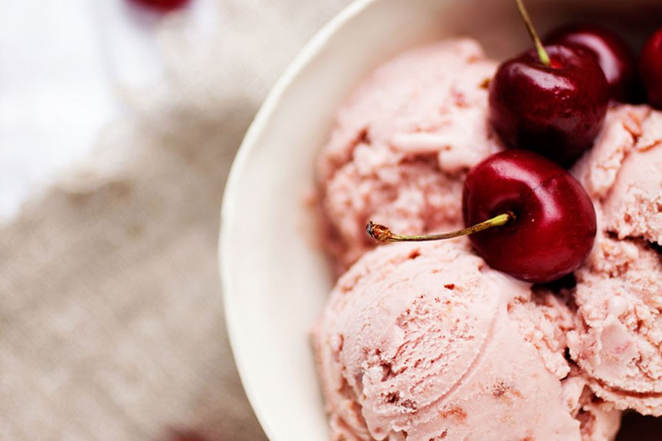 Selbstgemachtes Kirscheis erfrischt uns an heißen Sommertagen und ist ein tolles Dessert Selbstgemachtes Kirscheis erfrischt uns an heißen Sommertagen und ist ein tolles Dessert