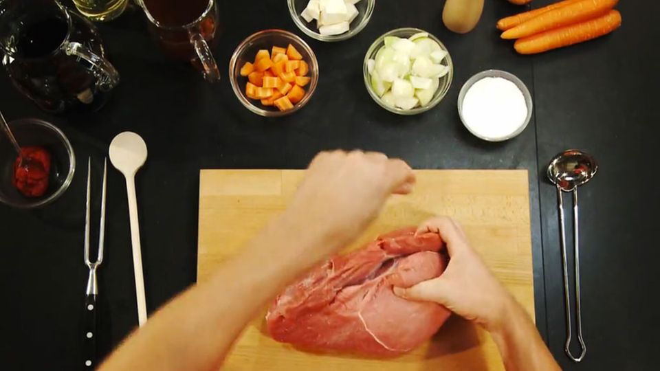 Fleisch wird durch Schmoren butterzart. Fleisch wird durch Schmoren butterzart.