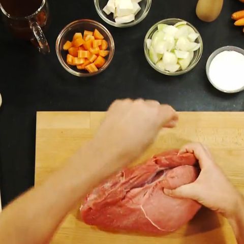 Fleisch wird durch Schmoren butterzart.