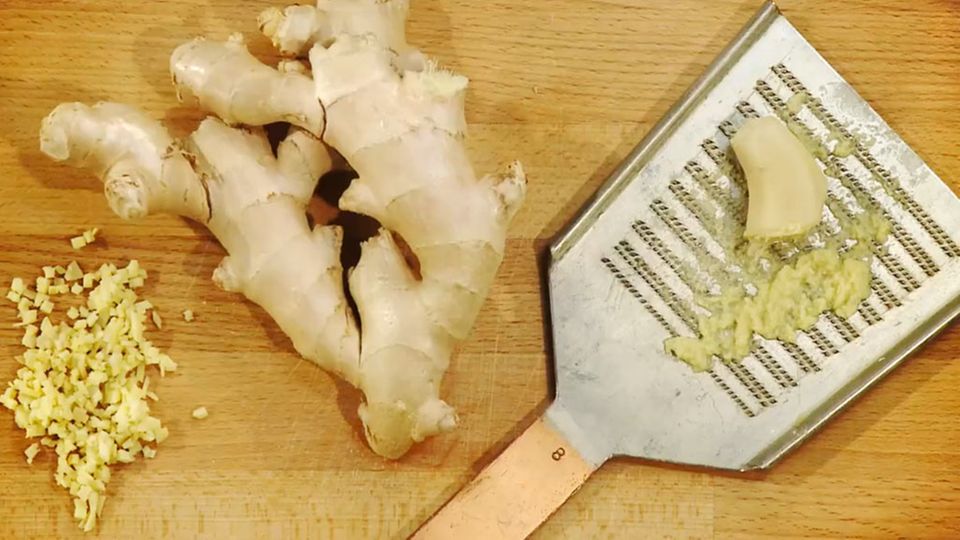 Ingwer sorgt für eine angenehme Schärfe im Gericht. Ingwer sorgt für eine angenehme Schärfe im Gericht.