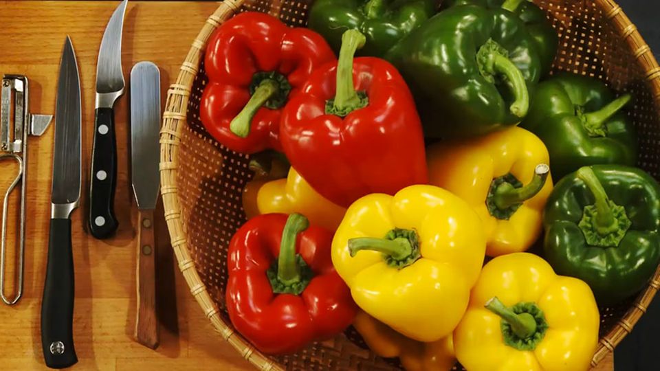 Die Farbe der Paprika gibt Auskunft über den Reifegrad. Die Farbe der Paprika gibt Auskunft über den Reifegrad.